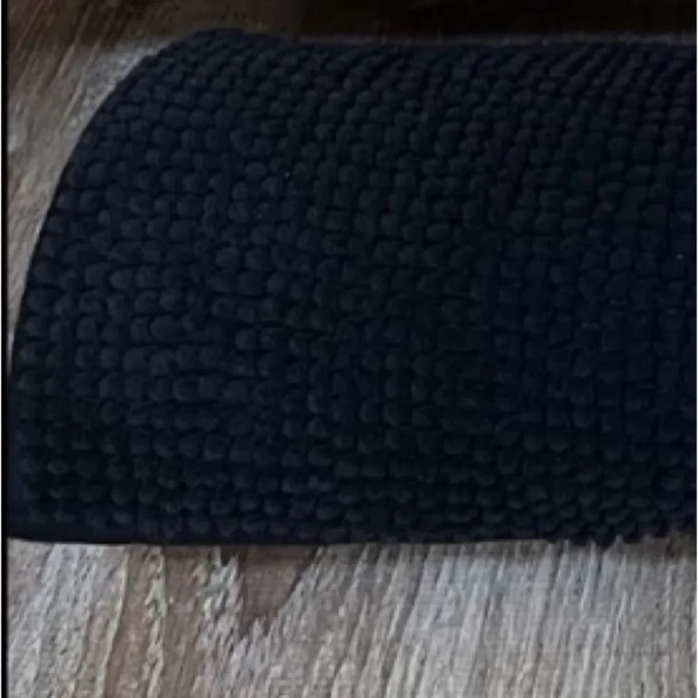 Room Essentials Chenille Elegant Black Bath Mat 20x58